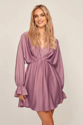 Robe courte en satin à manches longues bouffantes et col en V